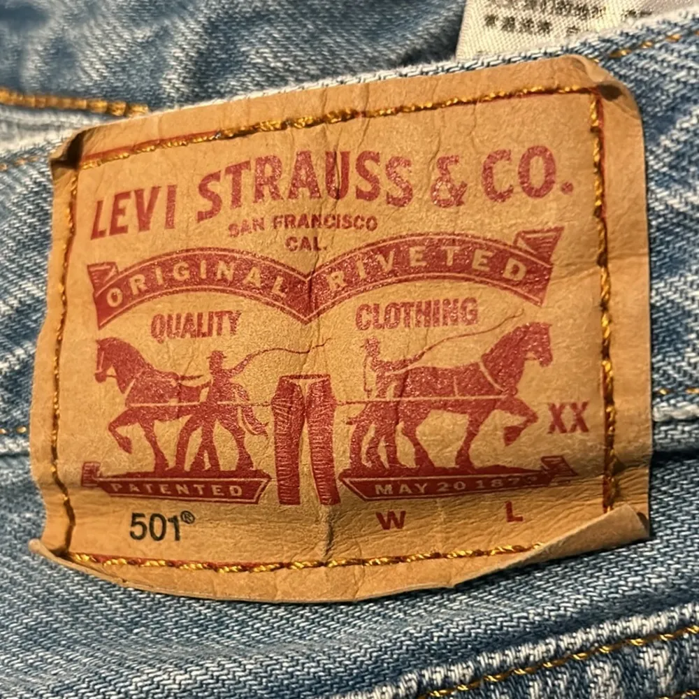 Levi’s Denim 501 Original Cropped Distressed Light Wash Size 27 Jeans. - Image 6