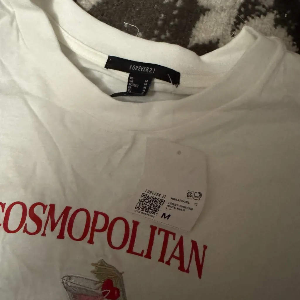 NWT COSMOPOLITAN COCKTAIL CROPPED TEE - Image 4