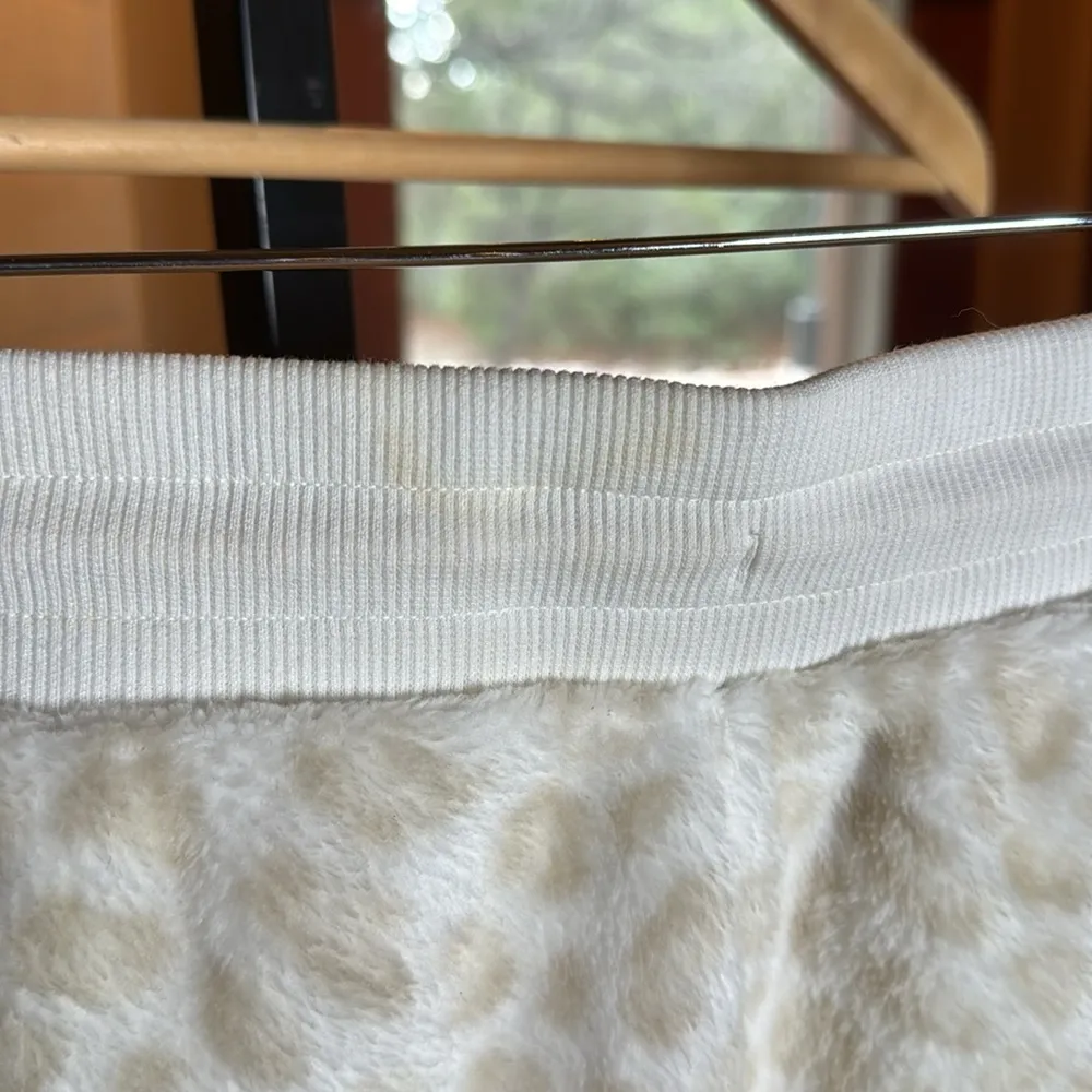 NWT Old Navy Mid-Rise Cozy Faux-Fur Jogger Sweatpants Size Small - Image 10