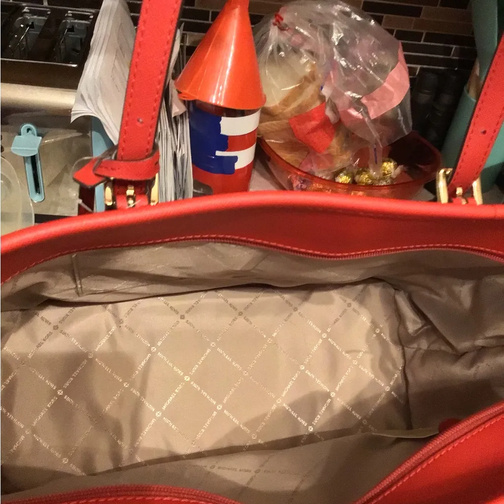 NWT MICHAEL KORS JET SET TRAVEL LG TZ SHOULDER TOTE BAG in BROWN SIGNATURE/FLAME - Image 4