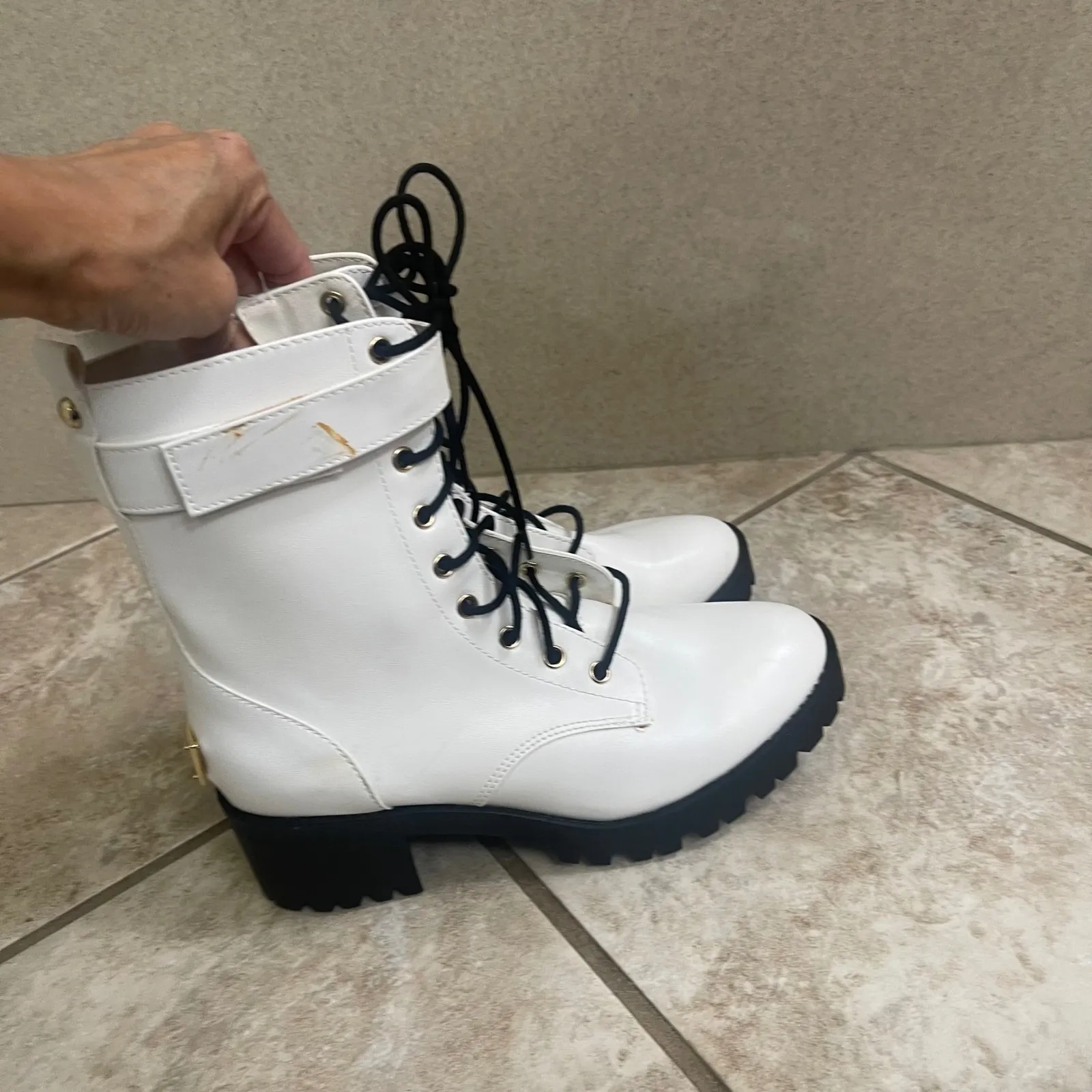Juicy Couture White Combat Boots Gold Logo Lace Up Buckle Lug Sole Womens Sz 7 - Image 3