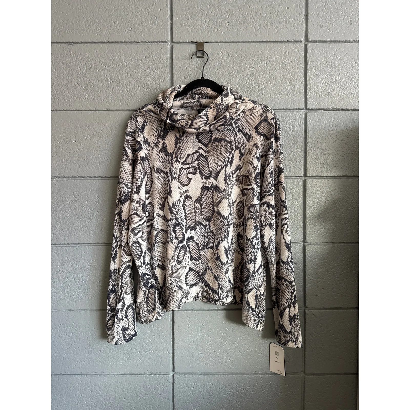 Women's Clara Sun Woo Cozy Texture Tipped Hem Sweater Top Python Scale size XL Gray - Image 2