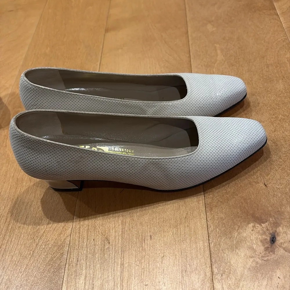 Salvatore Ferragamo Italian leather shoes off white pump sz 7 - Image 2