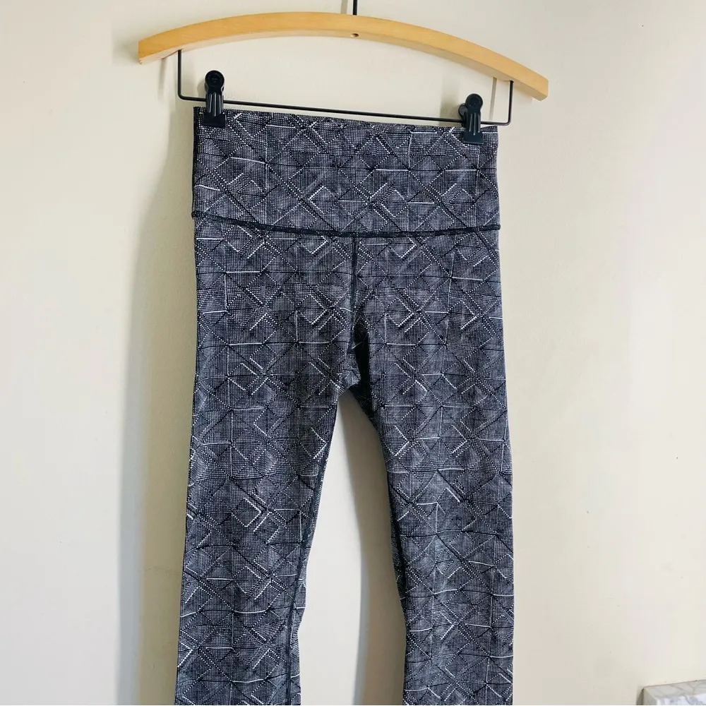 Lululemon Wunder Under High Rise 7/8 Tight Geometric Black & White Print size 6 - Image 5