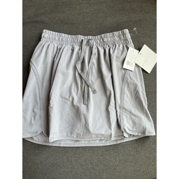 NWT Beyond‎ Yoga Stretch Woven In Stride Lined Skirt Skort Cloud Grey Size Small - Image 2