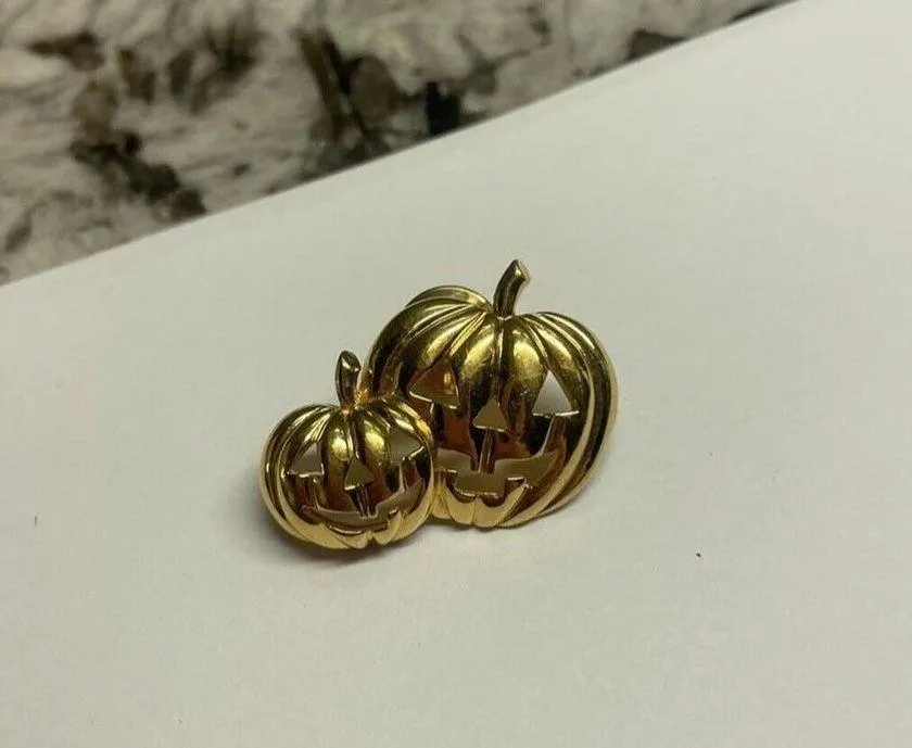 Signed Avon Lapel / Tie Tack Pin Gold Tone - Halloween Jack O Lantern - Image 2