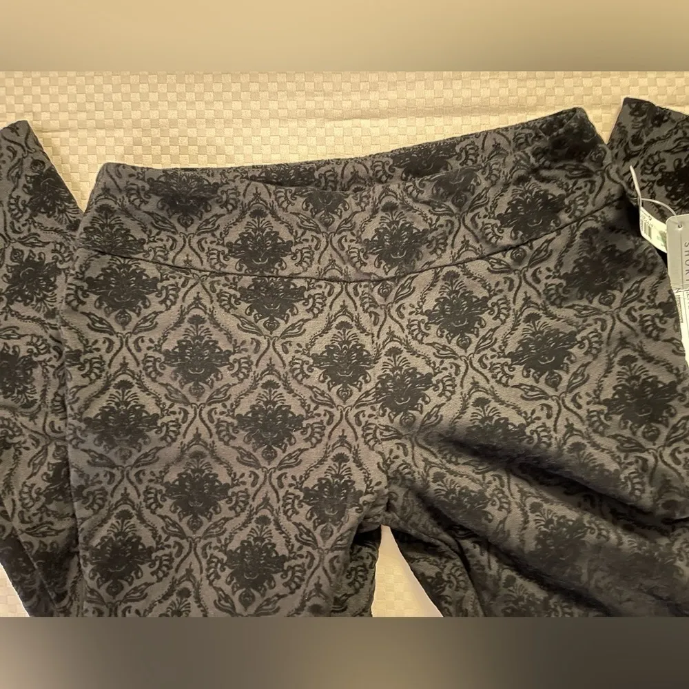 New Directions NWT black velvet burnout pull short length slim leg pants Size 8P - Image 2