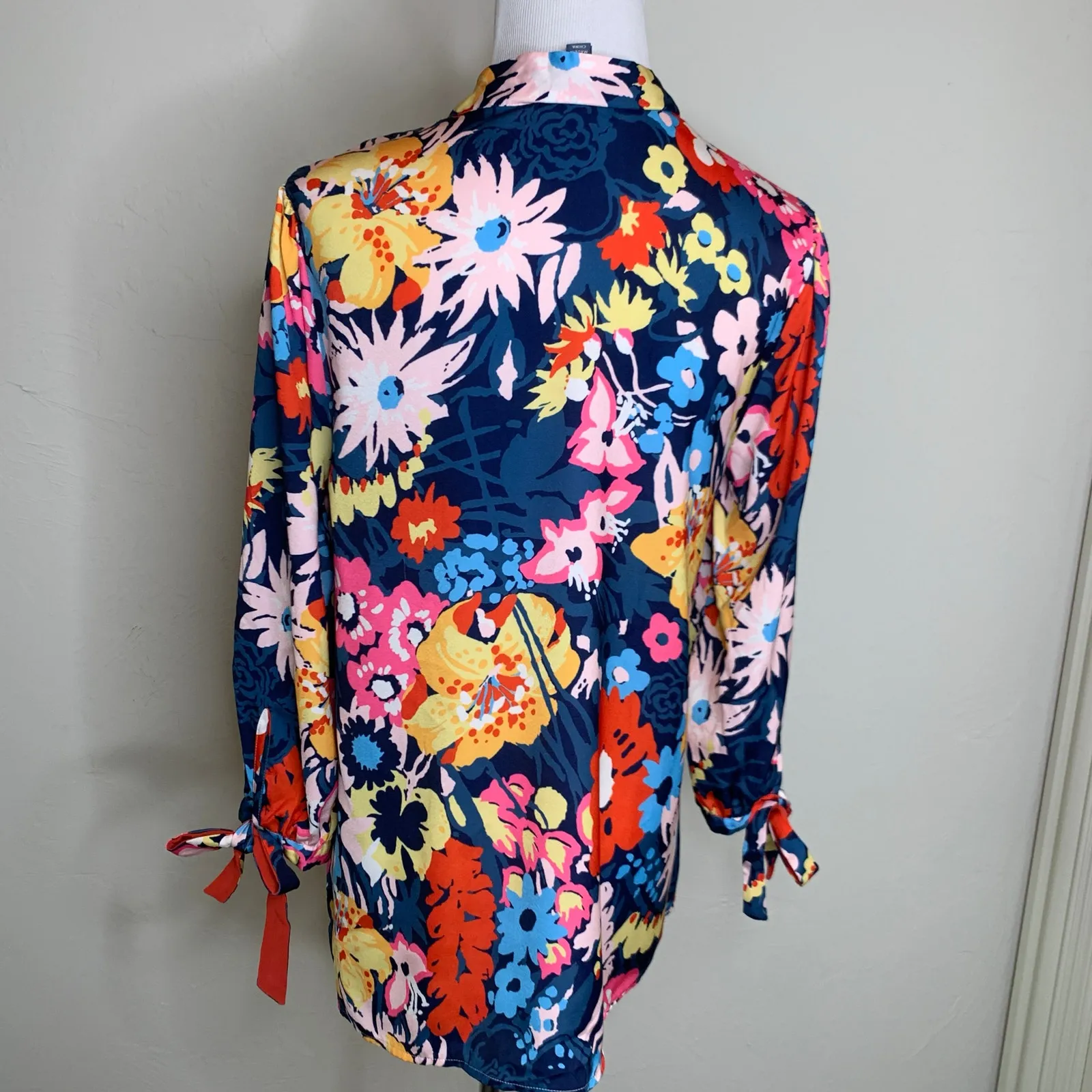 Modcloth Bright Floral Tie Neck Blouse Sz Medium - Image 2