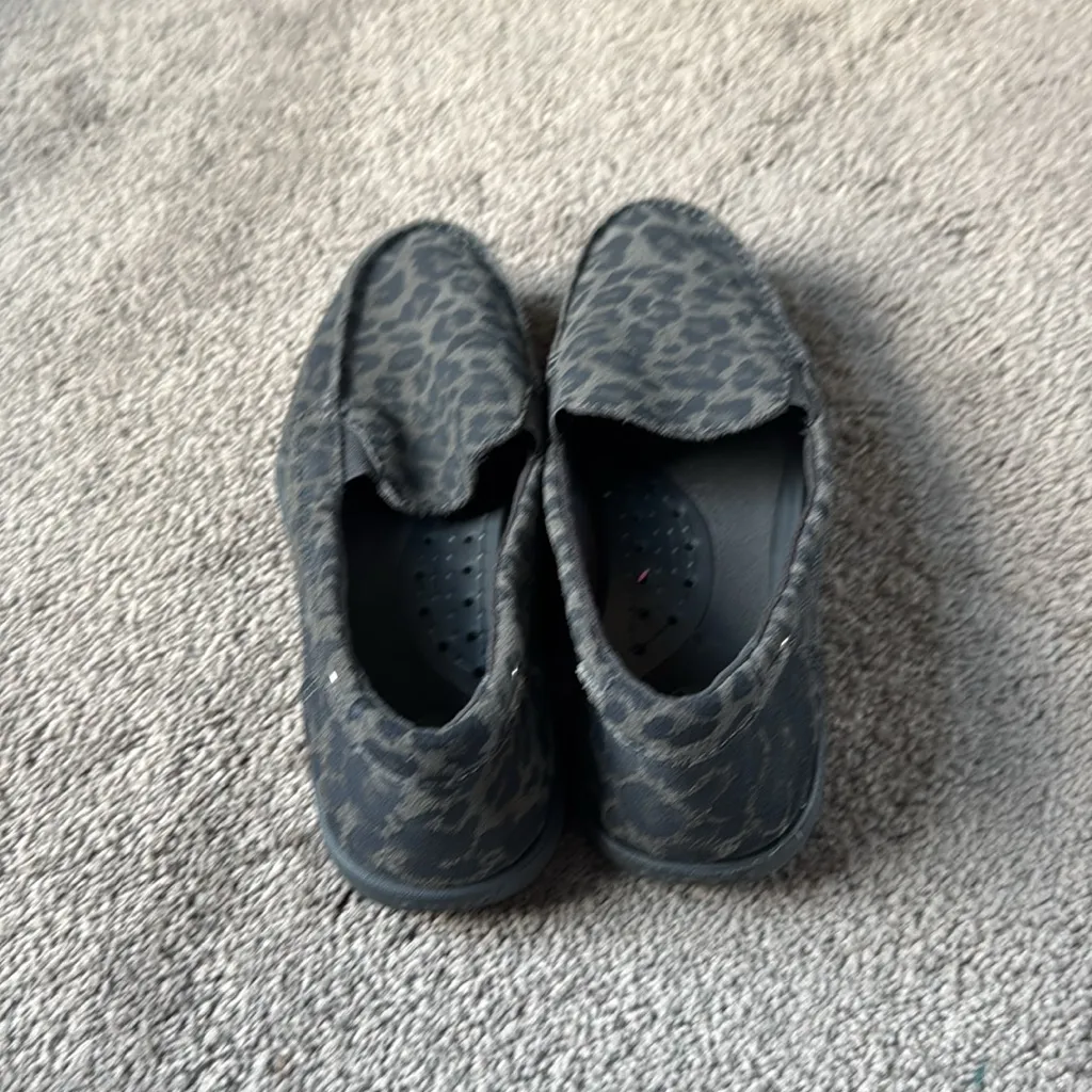Crocs  Leopard Print Loafers SIZE 7 - Image 2