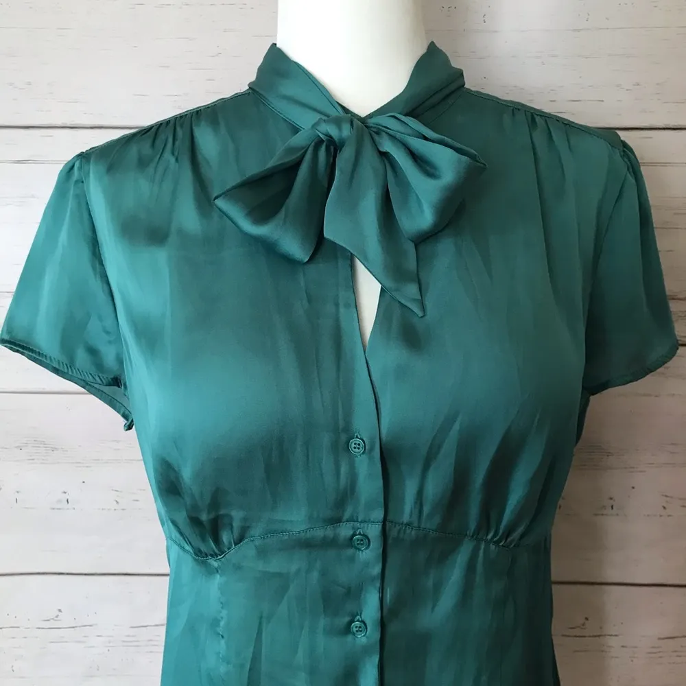 satin keyhole top 🎉HP!🎉 - Image 4