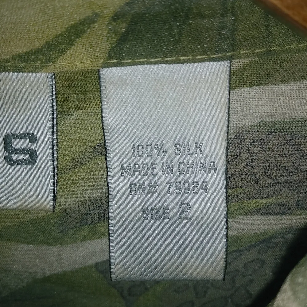 Chicos 2 12 Silk Pocketed Long Sleeved Safari Print Button Down Top Semi-Sheer - Image 2