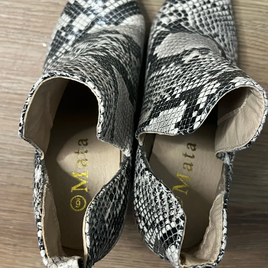 Mata Black and White Pointed Toe Snakeskin Ankle Boots Size 6 - Image 5