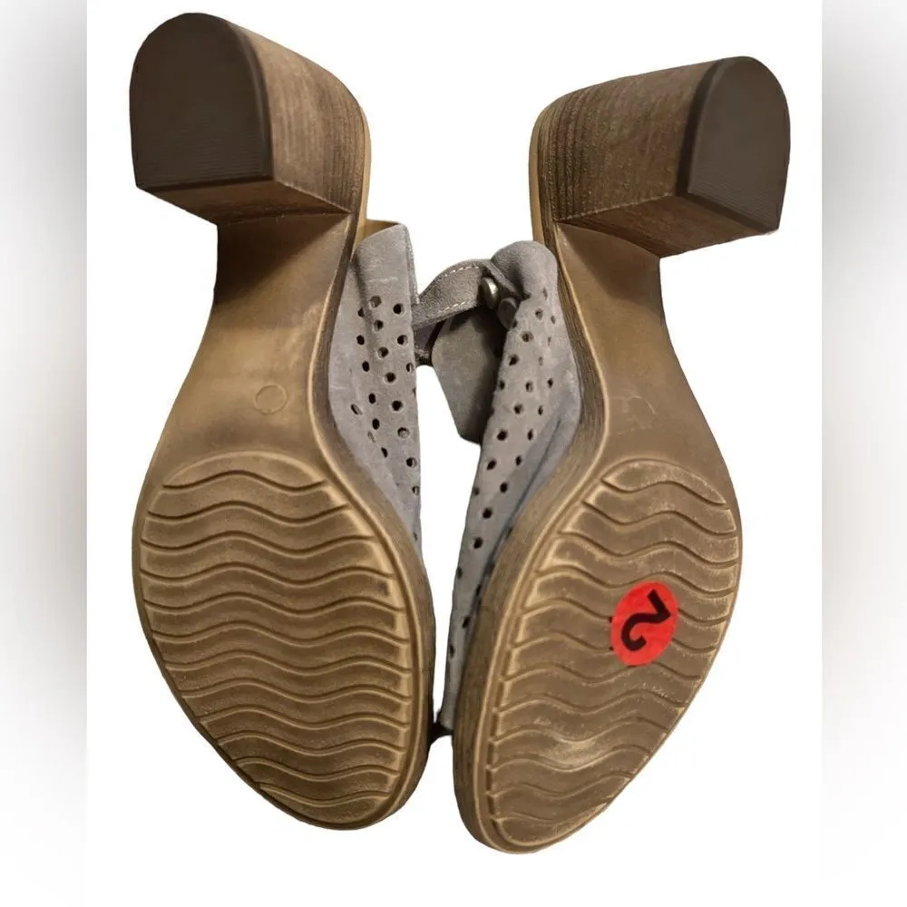 Sophia Milano Grey suede perforated sandal - Image 3