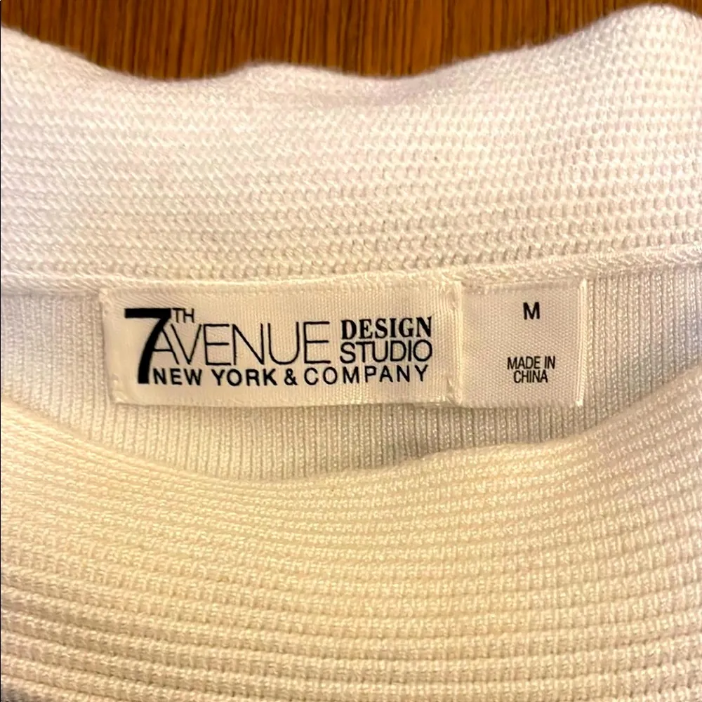 New York & Company Fitted Sleeveless Tank Top White, Black & Red White Size M - Image 3