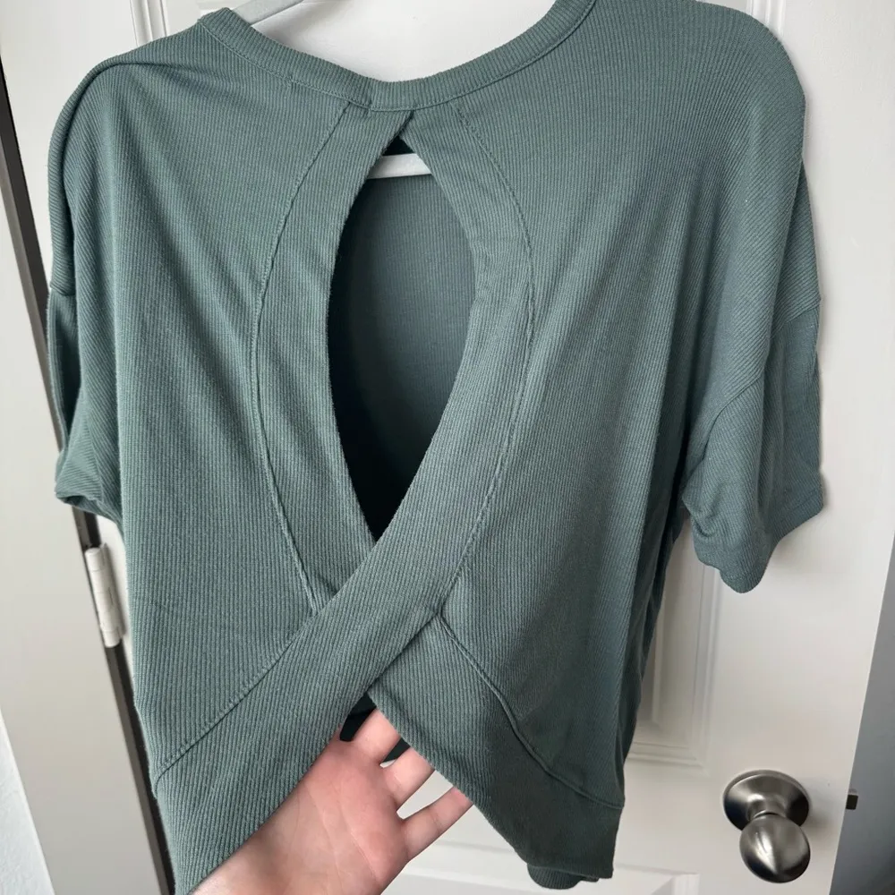 American Eagle green ribbed activewear top with open backside size small - Image 4