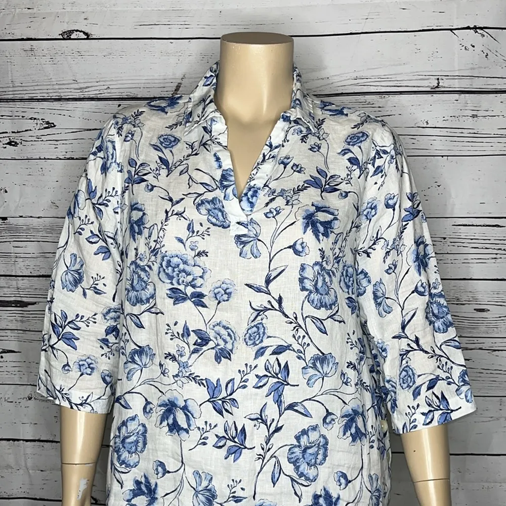 Cynthia Rowley Size 1X White - Blue Floral Print Linen Split V-Neckline Top - Image 2