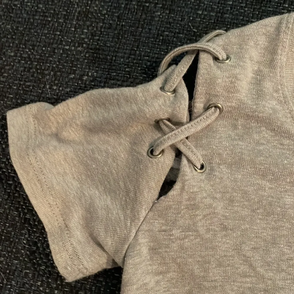 Jessica Simpson T shirt with decorative shoulders - Image 3