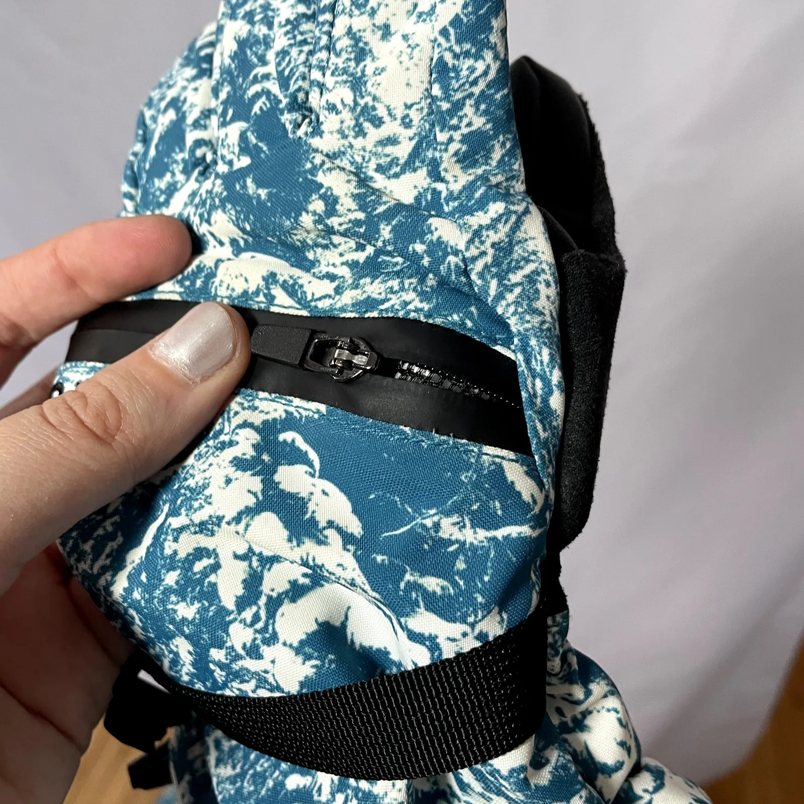 Burton blue and white winter waterproof gloves women's size S two left hands - Image 5