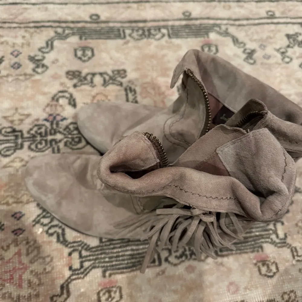 Sam Edelman Louie Fringe Booties in suede in gray taupe | Size 6.5 - Image 8