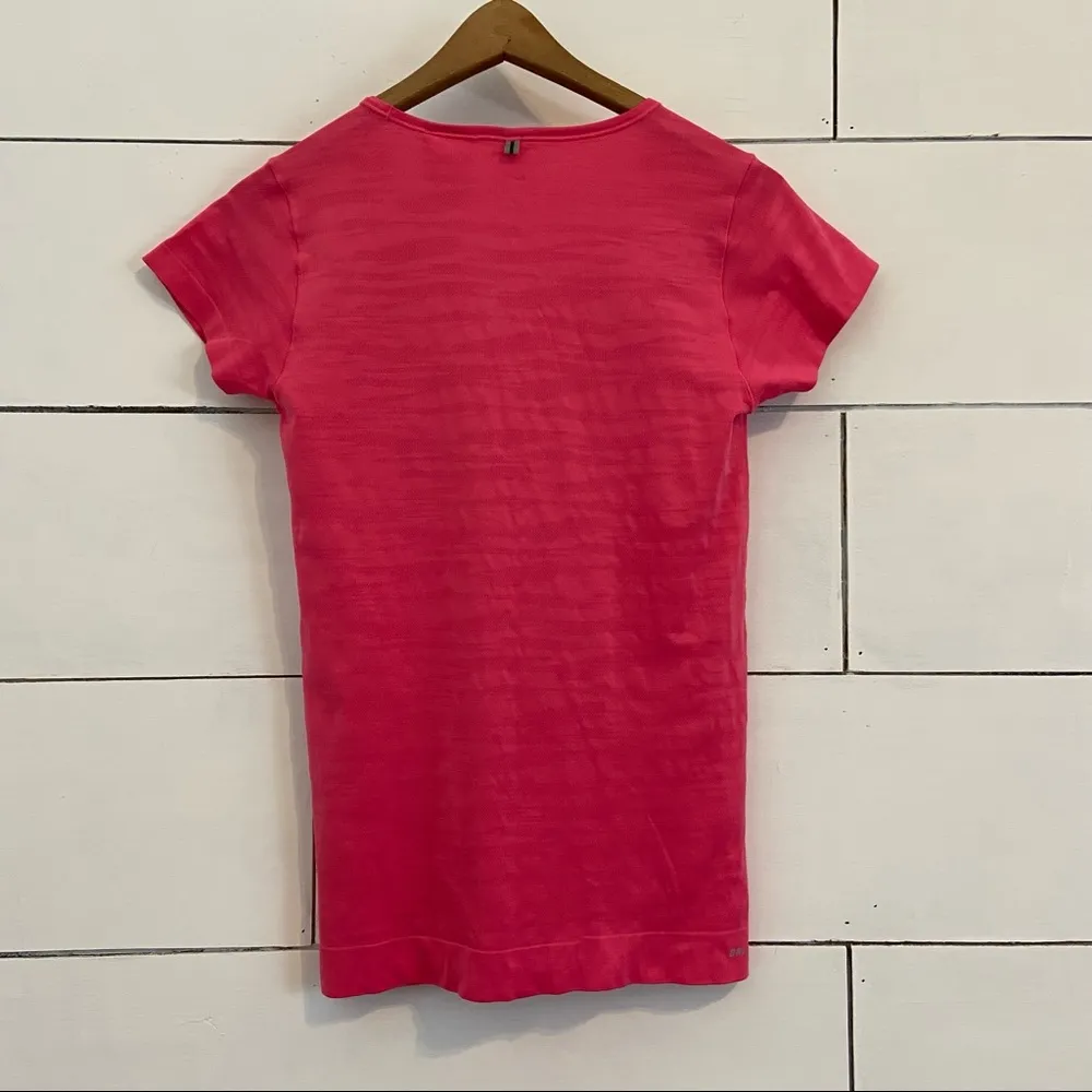 Nike Dri-Fit Seamless Short Sleeve Running Shirt. Size Small. EUC - Image 2