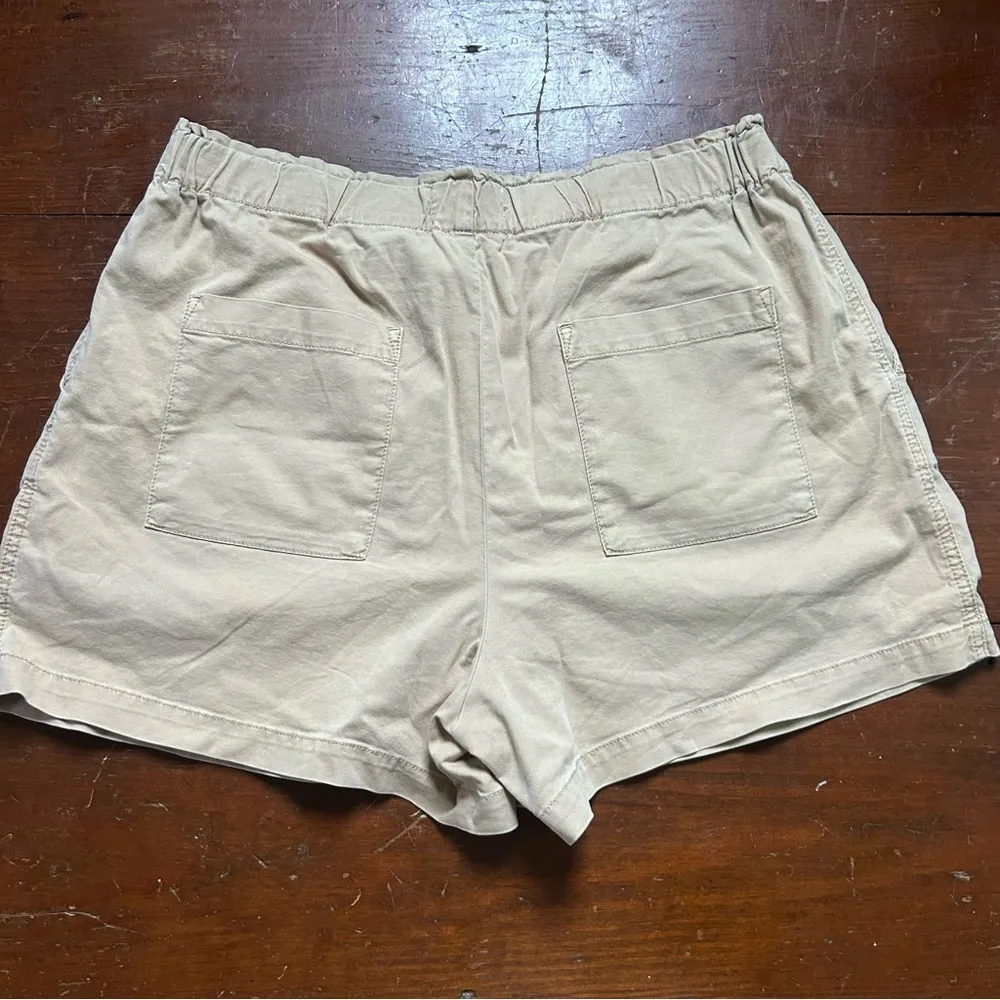 LOFT Women's Beige Cargo Shorts - Image 7