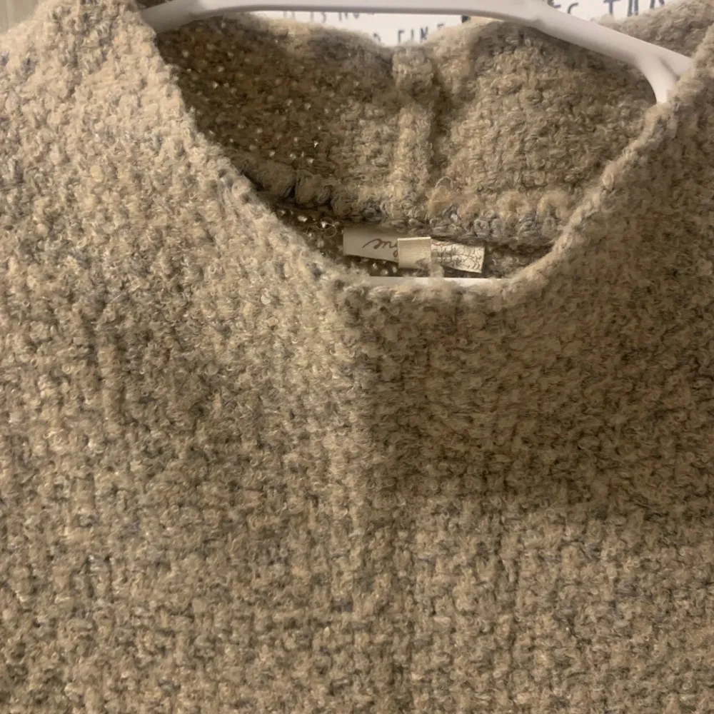 Oversized S/M Women’s Cap Sleeve Sweater - Image 4