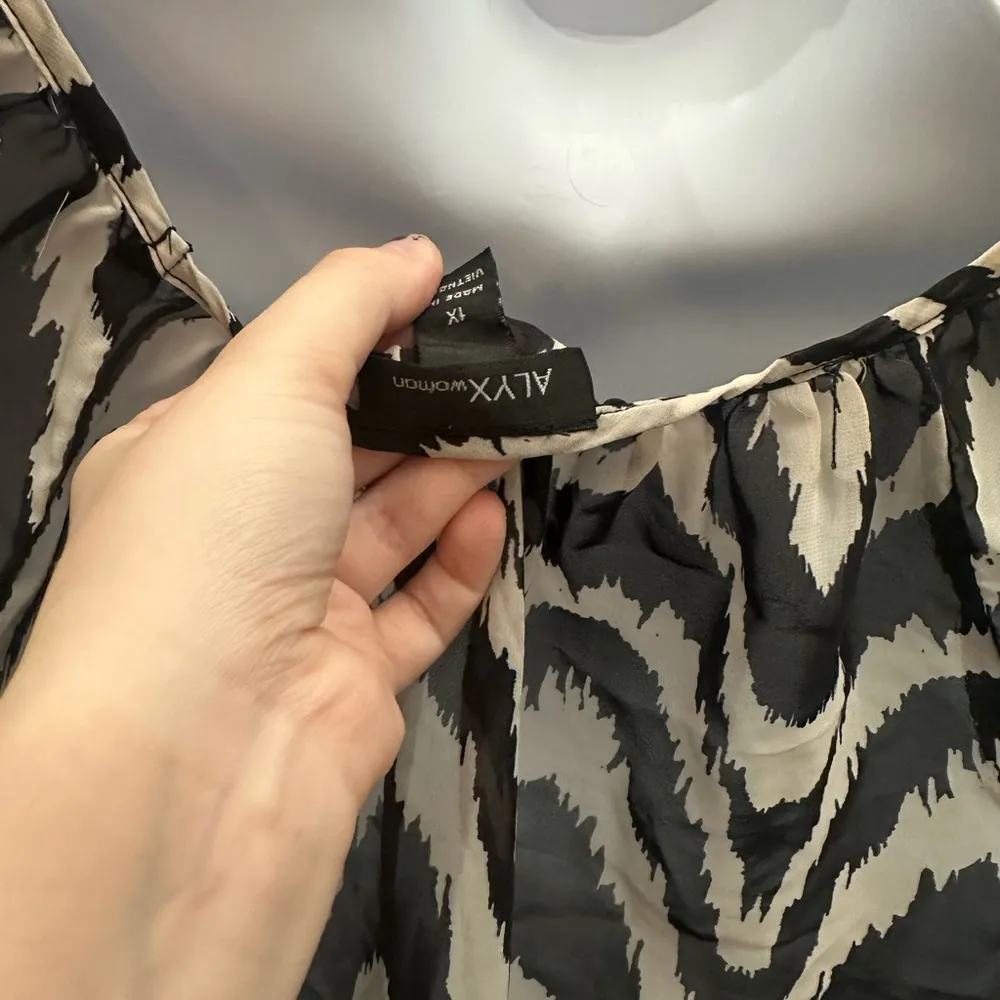 Chic Black and White Chevron Alyx Women's Top 1X Zebra - Image 3