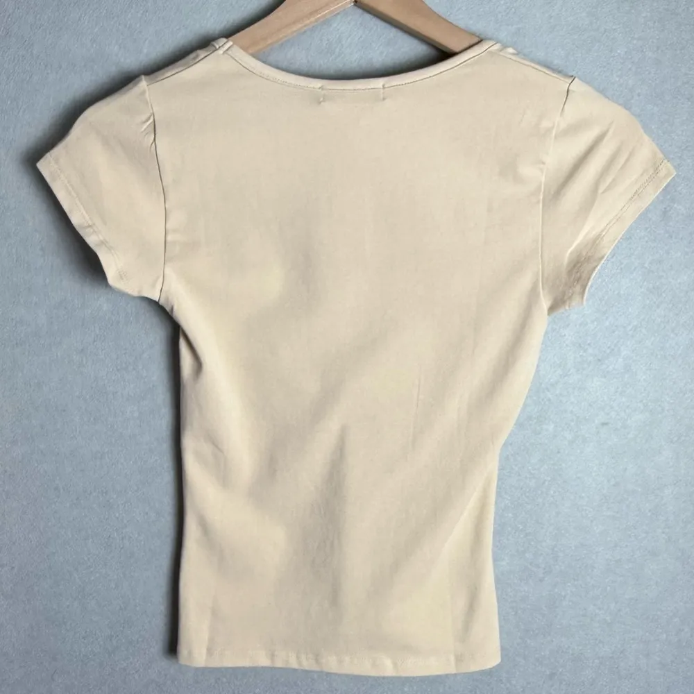 Brand New WeWoreWhat Cropped Baby V-Neck Short Sleeve T-Shirt in Beige NWT - Image 2