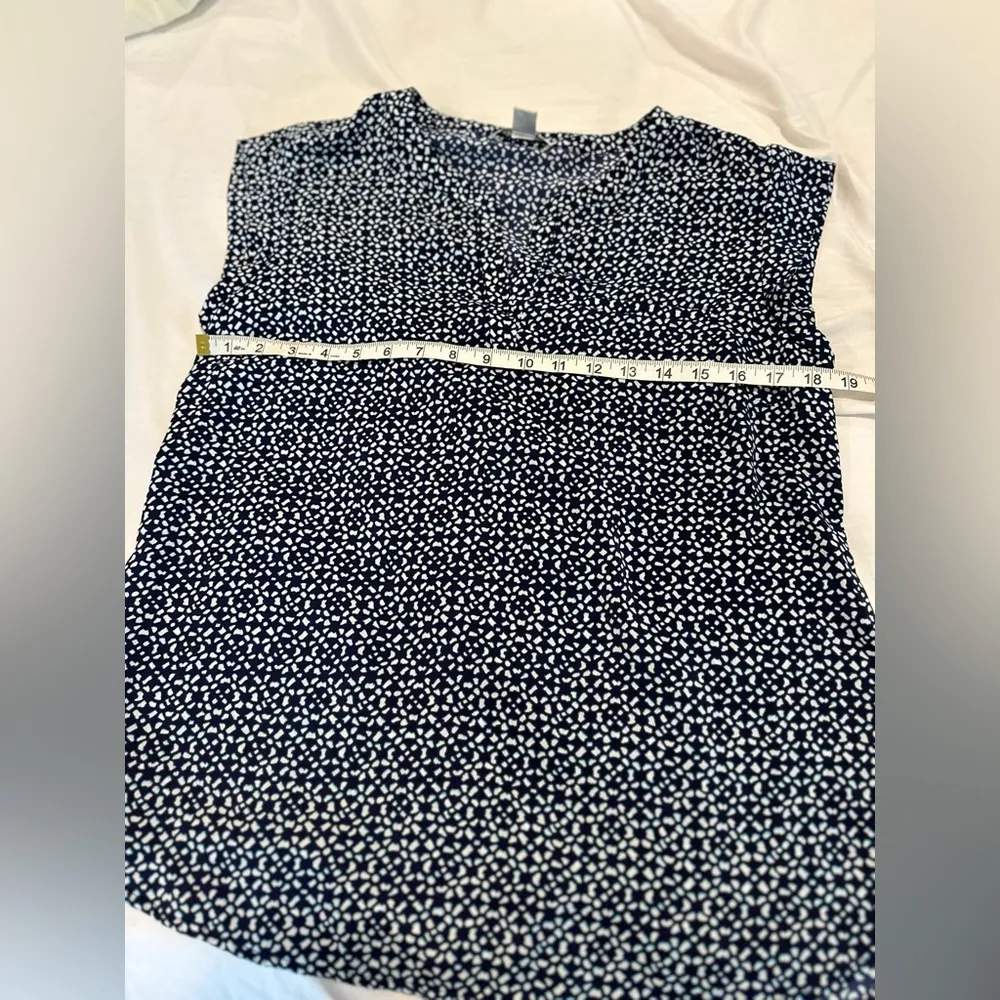 Dalia Collection Blouse Women Sz:M cap sleeve VNeck Blue White Geometric pattern - Image 3