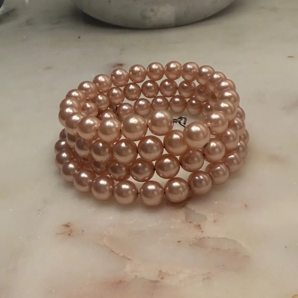 Pink faux pearl beaded vintage stretch triple strand bracelet - Image 3