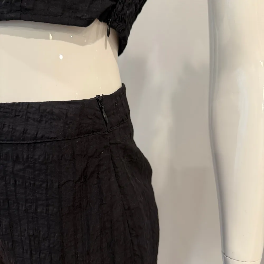 LE LIS Black Cropped Top Pants Set - Image 4