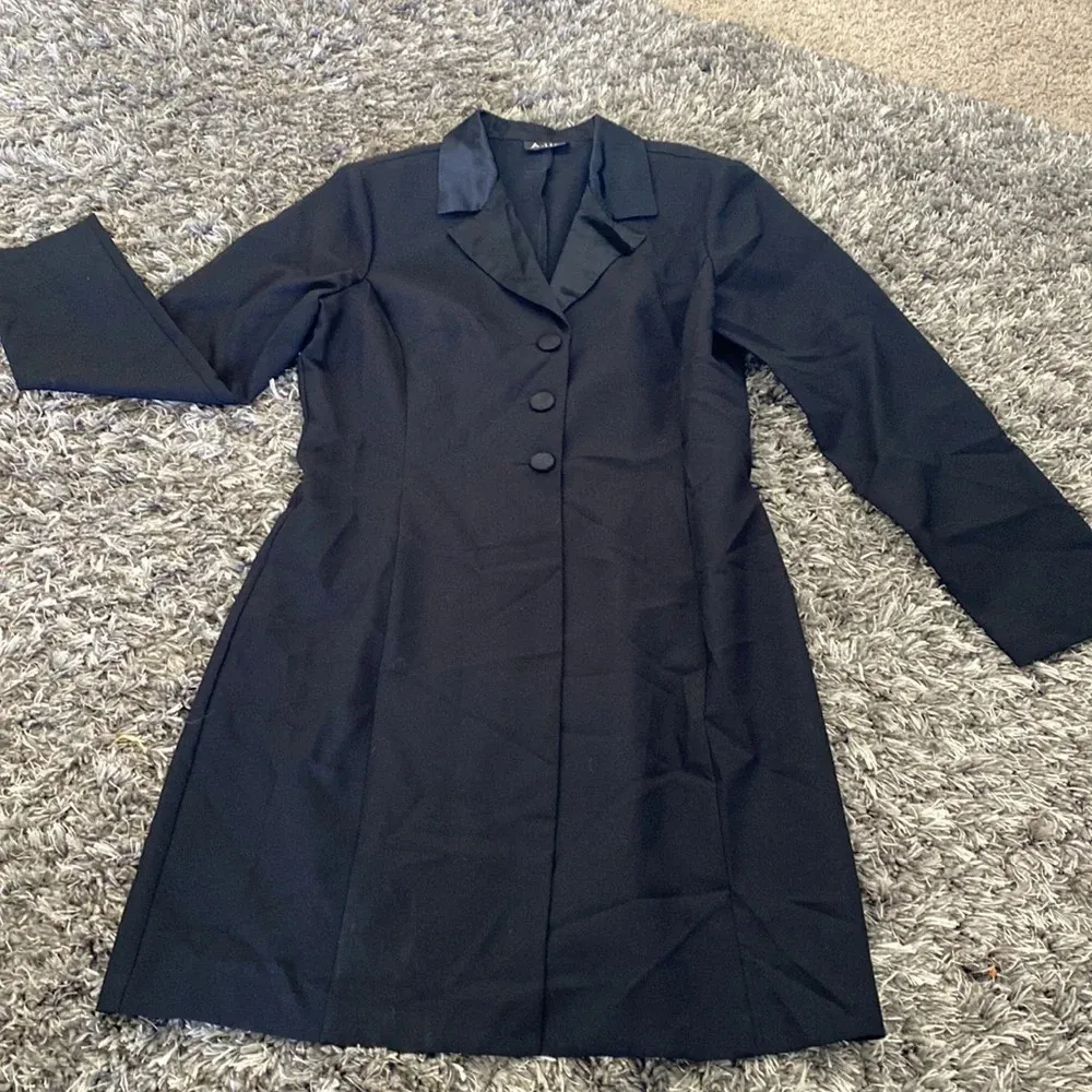 The perfect light weight vintage Tuxedo style women’s  coat size medium black - Image 3