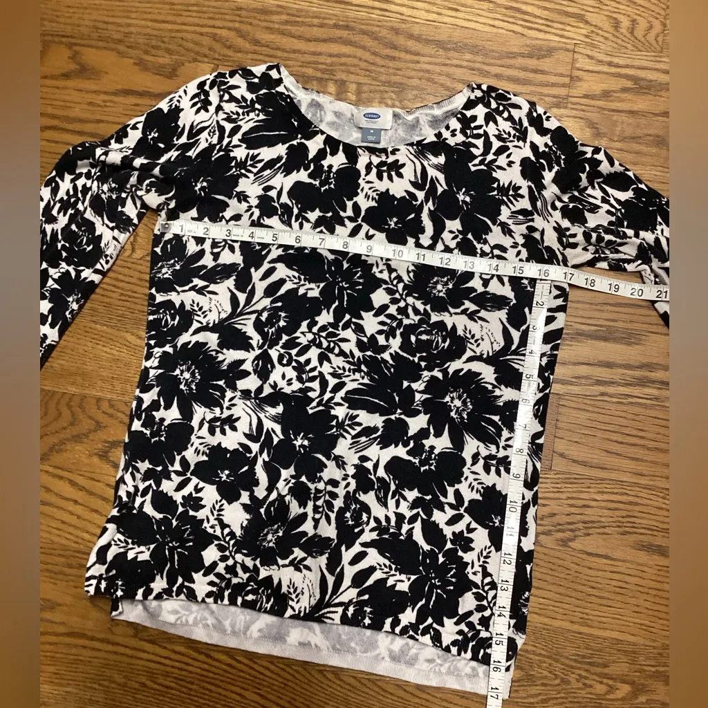 Old Navy light weight sweater. Size Medium. Black floral - Image 6