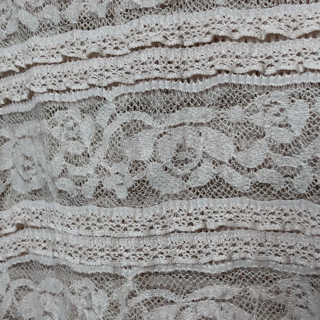 Elle  Lace Top Size Medium - Image 3