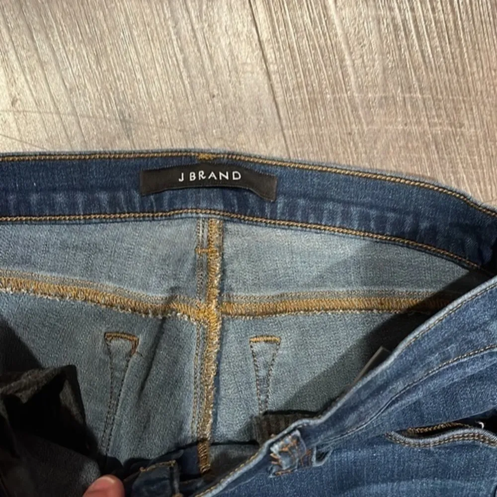 J brand stretch Veruca Capri Dark Wash - Image 4