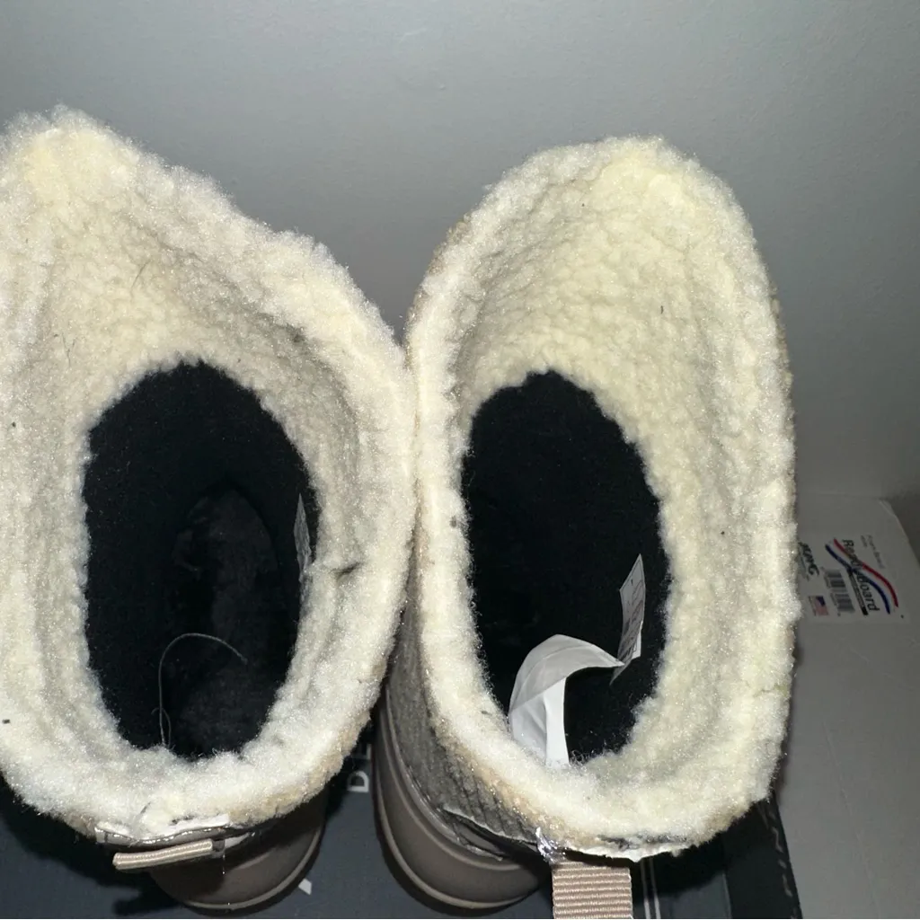 ALPINE DESIGN x kamik HAZEL SHORTIE BOOTS
FLEECE LINING size 6 NEW IN BOX - Image 9