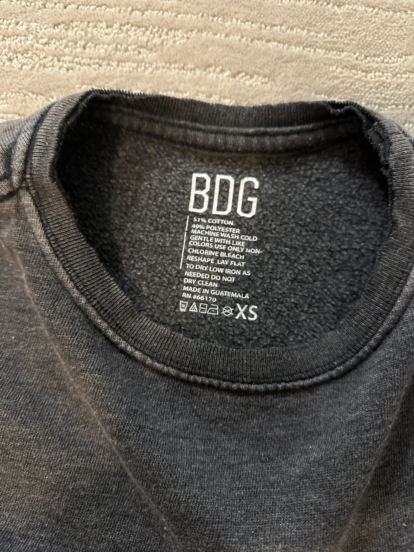 Cropped Gray Sweatshirt - Image 3