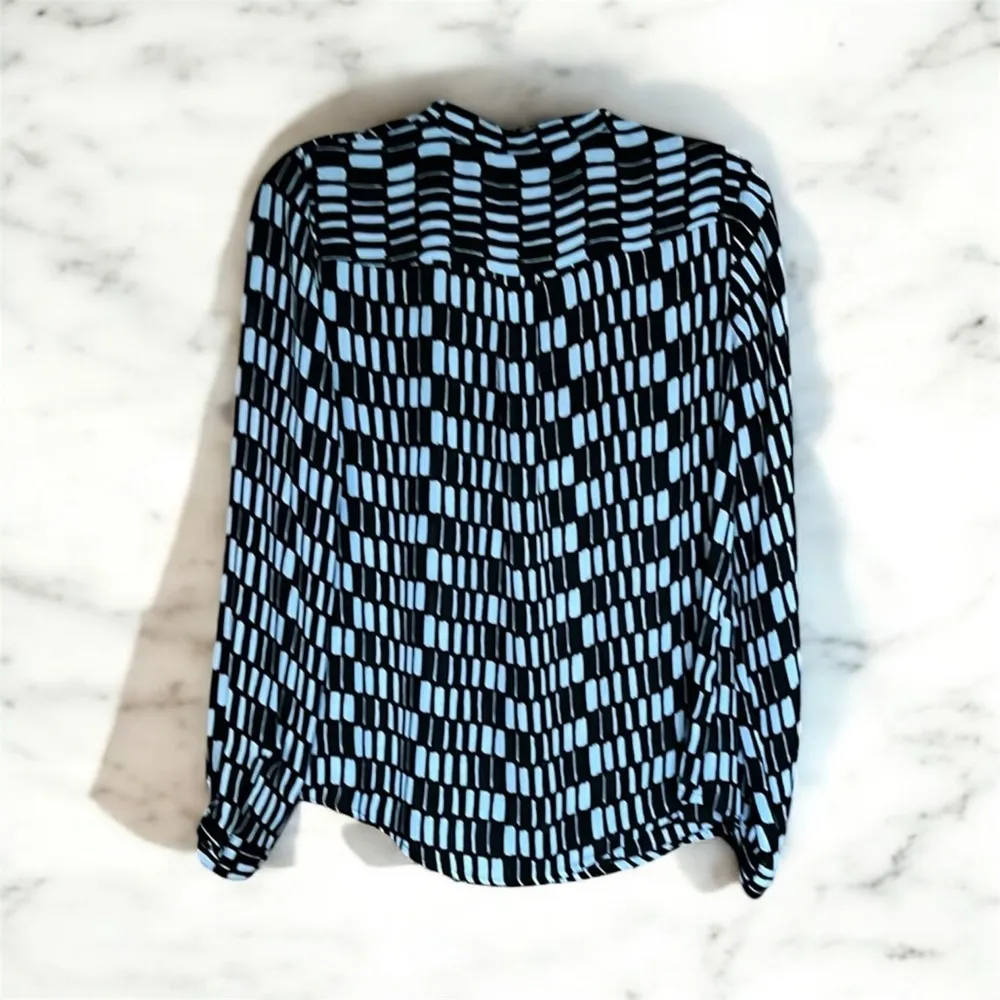 Worthington PM Black and White Geometric Blouse hidden front silver buttons - Image 7