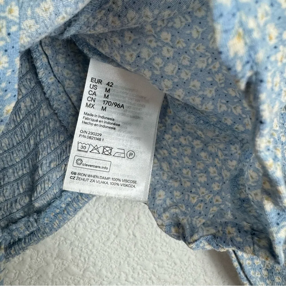 light blue white floral puff long sleeve cropped blouse ruched size M - Image 4