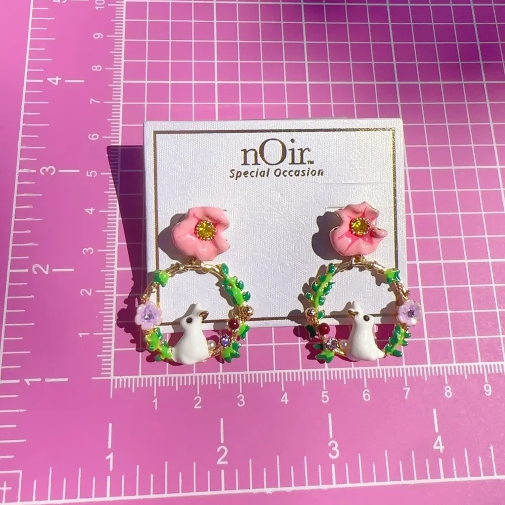 Noir pink flower green circle eastern bunny 🐇 gold tone drop earrings - Image 3