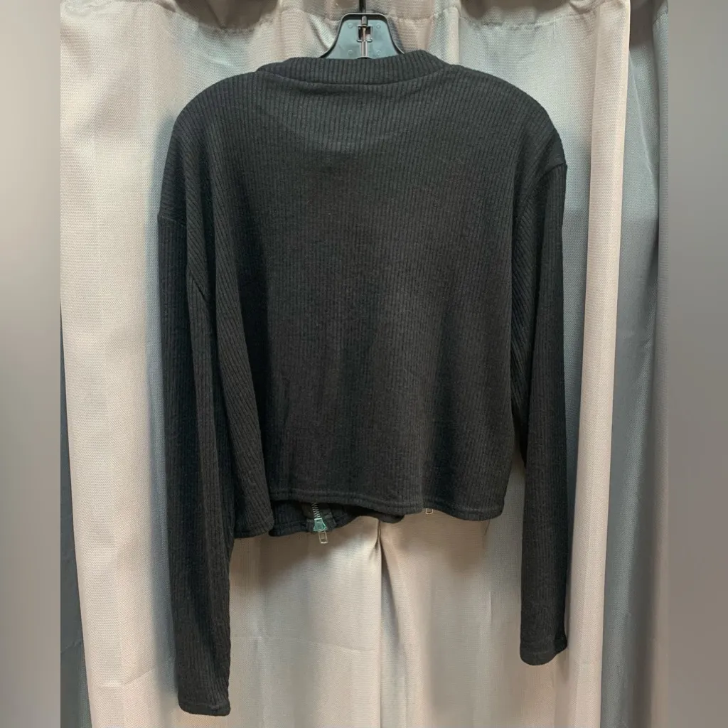 Soncy black cropped sweater, size 22
NWT - Image 2