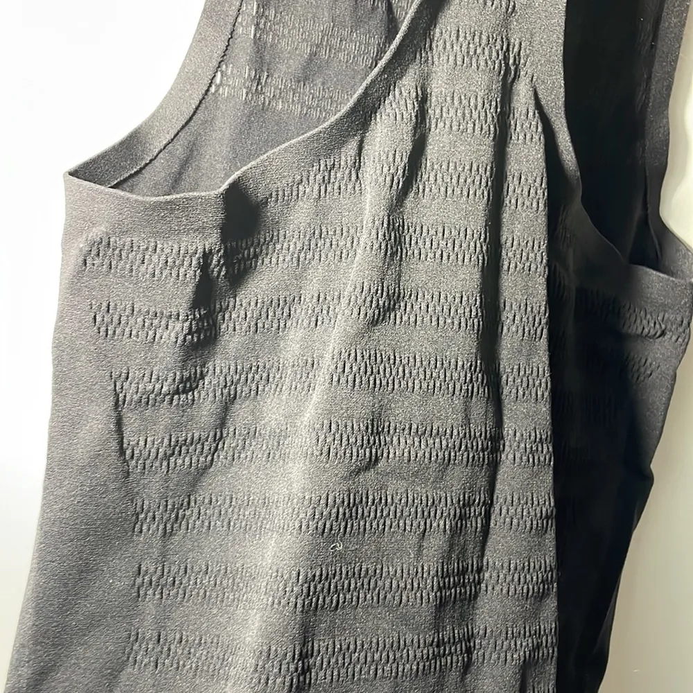Lululemon performance tank with perforated back. Size 4. - Image 6