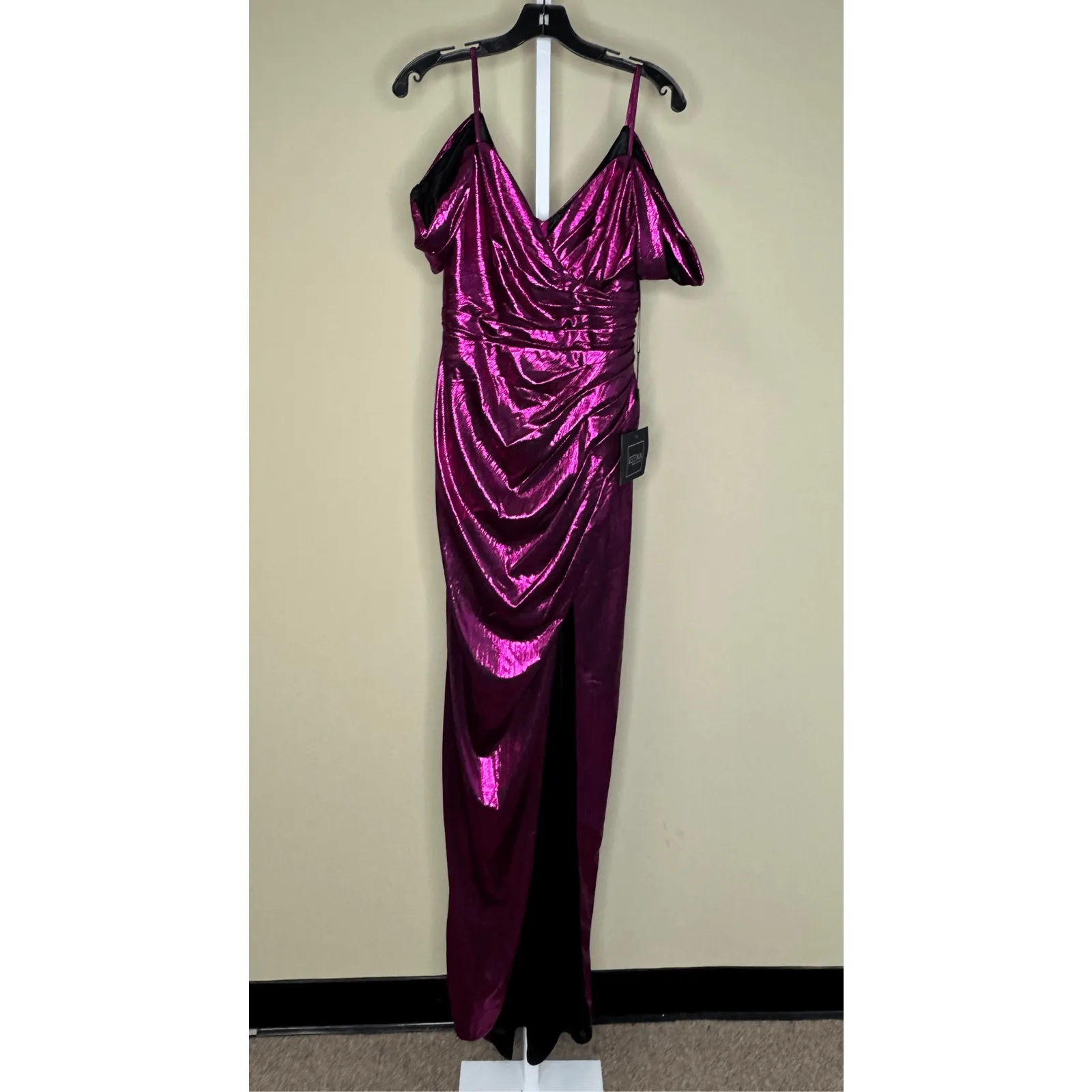 Mac Duggal NWT Off The Shoulder Cap Sleeve Faux Wrap Gown in Fuchsia Size 4 - Image 4