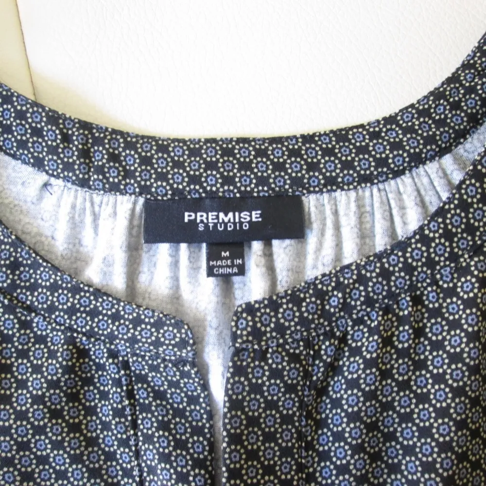 Premise  Studio V-neck Top - Size Medium - Image 5