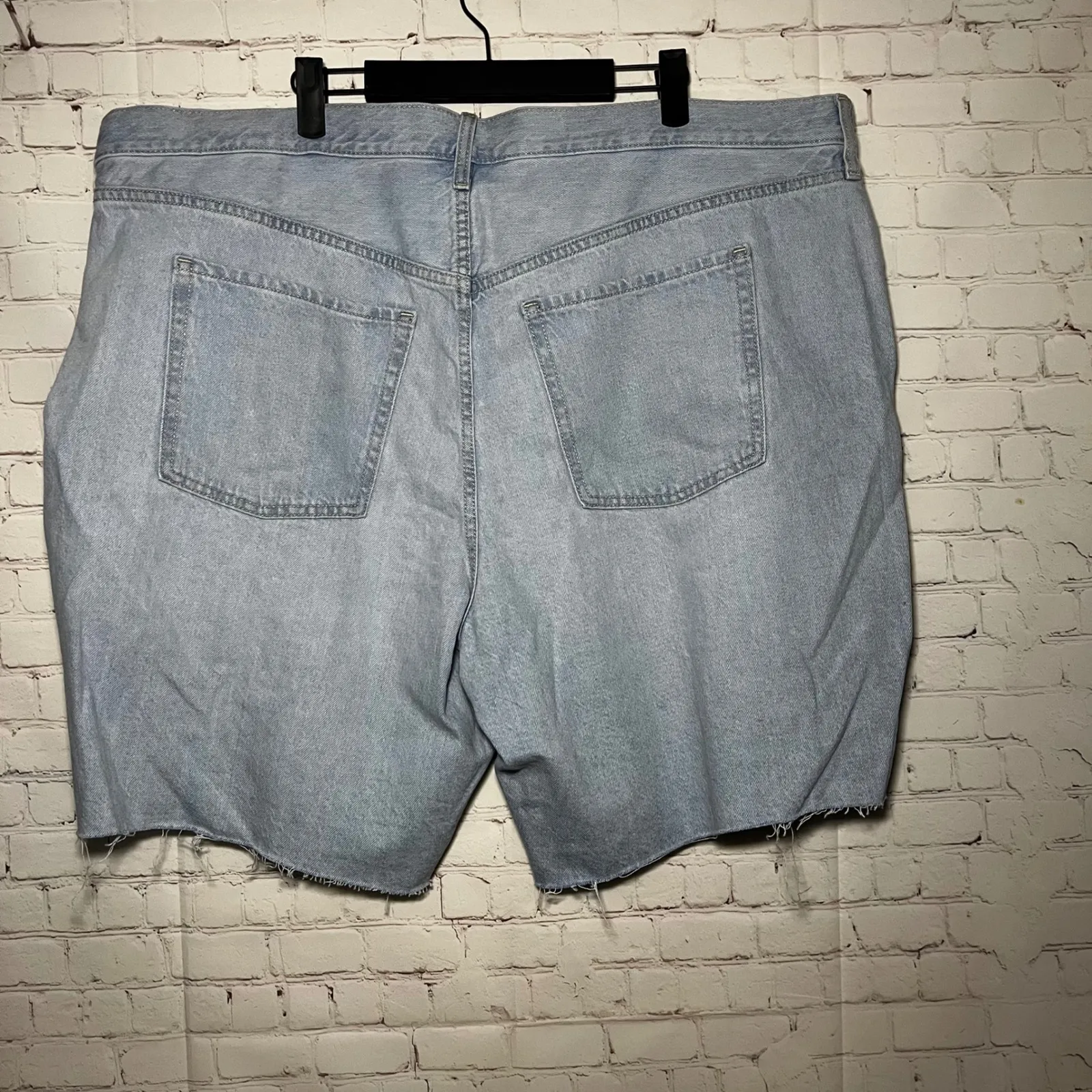 NWT Old Navy Women's Baggy Light Wash Denim Shorts Distressed Raw Hem Size 20 - Image 5