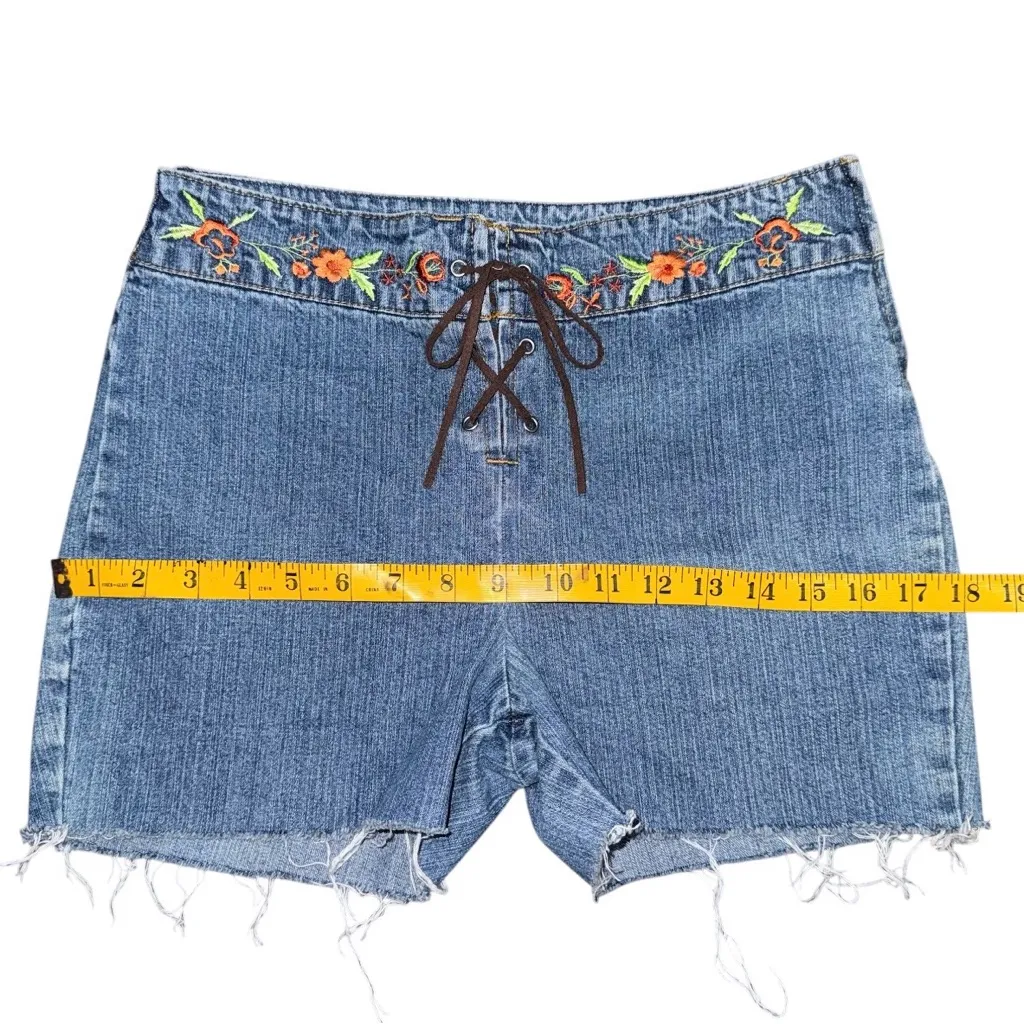 VTG Jordache Floral Embroidered Lace-Up Cutoff Denim Shorts Sz 28 Y2K Bareback - Image 8
