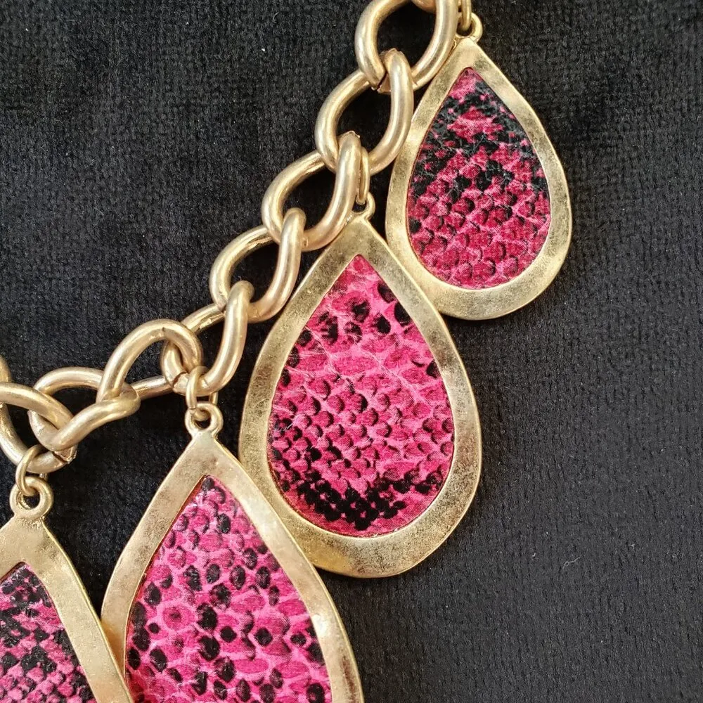 Womens Fashion Gold Plated Pink Resin Tear Drop Bold Chain Necklace w/ Lobster - Image 4