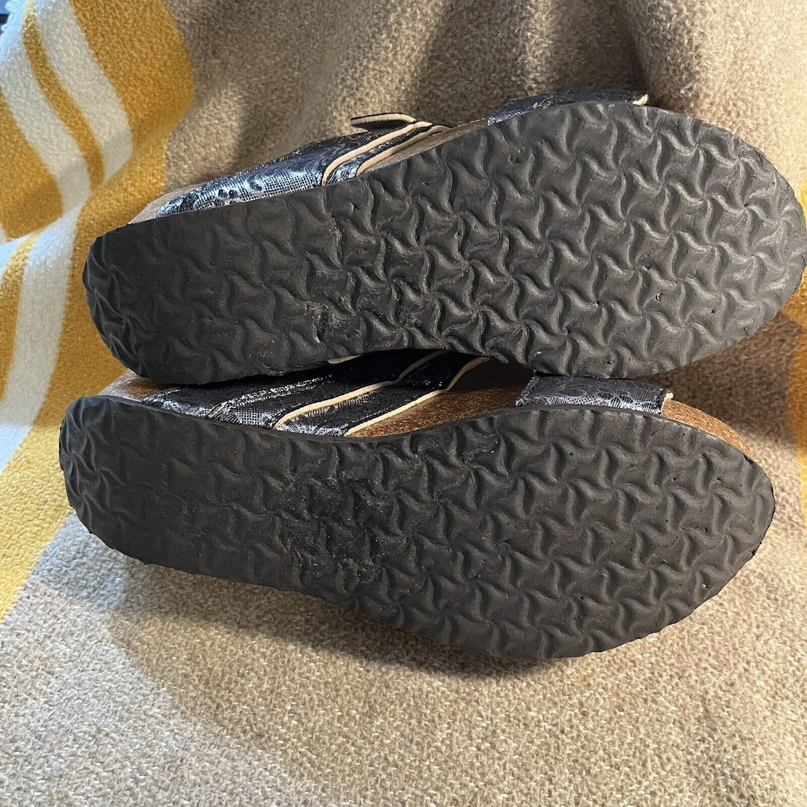 Muk‎ Luks | Emery Wedge Sandal Womens 8 Metallic Silver Floral Cork Slip On - Image 7