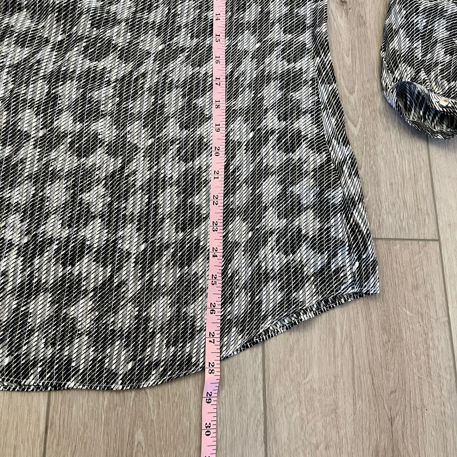 White House Black Market Black and White Geometric 100% Silk Blouse Size 12 - Image 7