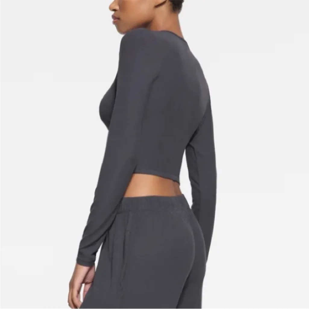 SKIMS  Soft Lounge Rib Long Sleeve Crop Top In Graphite - Image 3